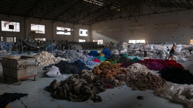 Сортировка сотен тонн одежды на заброшенной фабрике в Камбоджии в рамках миссии Clothing the Loop Фото Francois Le Nguyen / unsplash.com