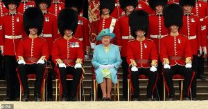 Королевьска армія збереже культові шапки з ведмежої шкіри, які носить Королівська гвардія
